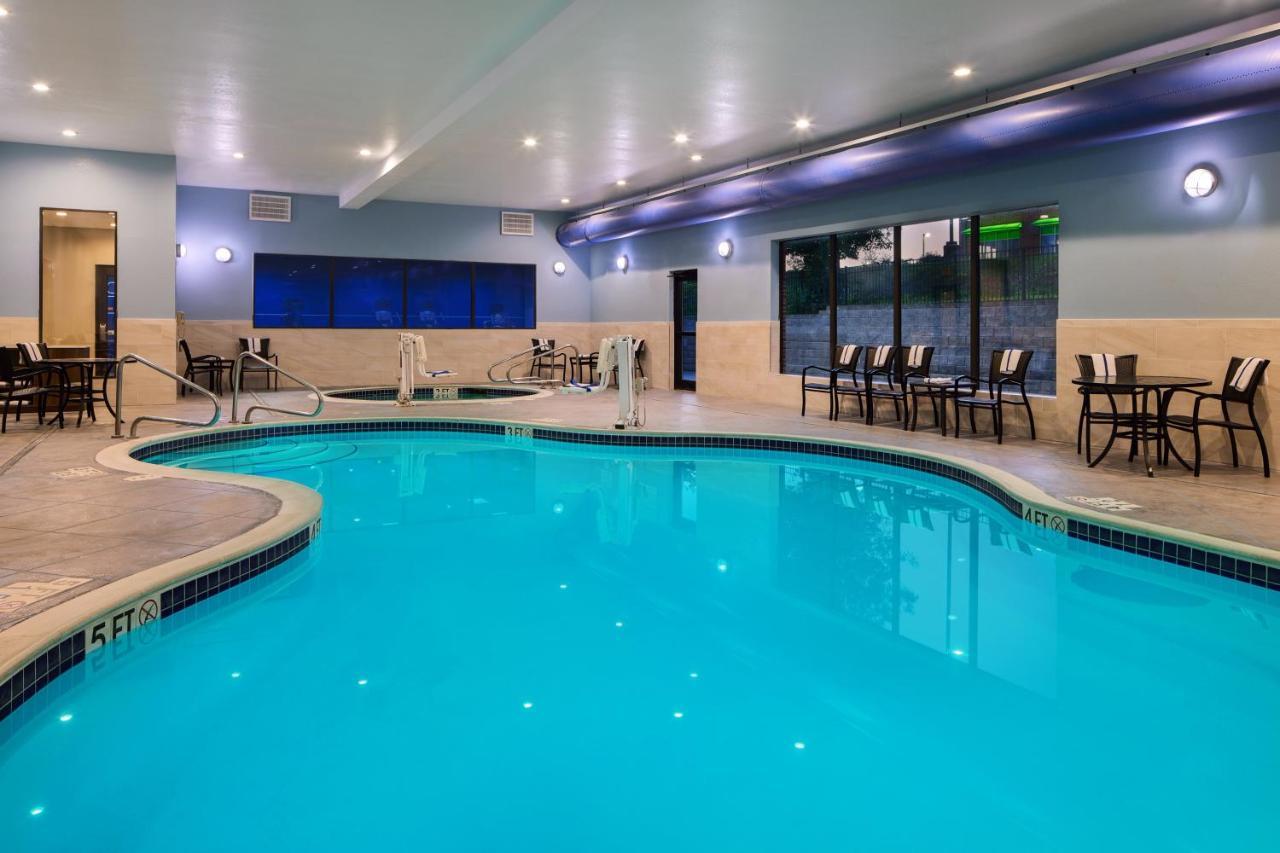 Holiday Inn Express And Suites Wheeling By Ihg Triadelphia Bagian luar foto